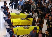 Los féretros, cubiertos con la bandera ecuatoriana, fueron colocados frente al altar para el homenaje póstumo.