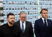 El presidente ucraniano, Volodímir Zelenski, el primer ministro británico, Keir Starmer, y el presidente francés, Emmanuel Macron, visitan un muro conmemorativo en memoria de los militares ucranianos caídos, tras una reunión de la "Coalición de los Voluntarios"