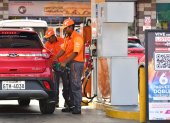 Guayaquil. Personal de una estación despacha combustible.
