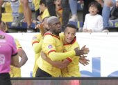 Felipe Caicedo festeja con Byron Castillo el empate ante Católica.