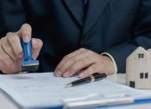 Trámite. Expertos financieros sugieren tomar algunas precauciones antes de renovar el préstamo.