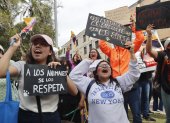 Activistas y colectivos animalistas realizaron un plantón en los exteriores de la Asamblea previo al tratamiento de segundo debate en el pleno sobre la Ley Loda