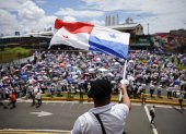 Una persona sostiene una bandera durante una manifestación en defensa de la autonomía universitaria, en Ciudad de Panamá (Panamá), en una fotografía del 6 de mayo de 2025.