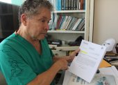 Víctima. El doctor Víctor Flores denuncia que sacaron un crédito a su nombre de manera ilegal.