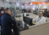 Personal del aeropuerto de Quito revisa el certificado de vacunación en el control migratorio.