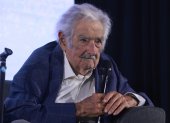 José Mujica participando en un encuentro que el opositor Partido Colorado organizó para conmemorar los 40 años de democracia en el país.