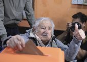 Fotografía de archivo del 27 de octubre de 2024 del expresidente de Uruguay José Mujica votando en las elecciones presidenciales y parlamentarias del país, en Montevideo (Uruguay)