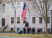 Las personas se reúnen alrededor de la estatua de John Harvard en el campus de la Universidad de Harvard en Cambridge, Massachusetts, el 15 de abril de 2025.
