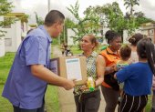 Secretaría Nacional de Riesgos entrega de kits de respuesta humanitaria en el cantón Simón Bolívar.