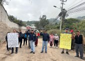 Moradores de dos comunas en Tumbaco  protestaron en la vía Gaspar de Carvajal exigiendo asfaltado y veredas.