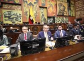 Alfredo Serrano (centro) fue captado por un micrófono abierto durante la primera sesión de la Asamblea Nacional 2025-2029.