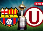 Barcelona SC y Universitario juegan en el Monumental de Lima.