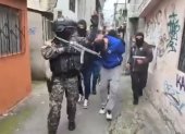 La Policía Nacional encontró armas y un explosivo al interior de una vivienda en Solanda, al sur de Quito