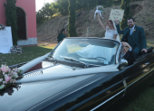 Los novios llegaron en un precioso auto clásico.