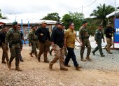 El ministro de Seguridad Pública, Frank Ábrego (c d), y el director de Migración de Panamá, Roger Mojica (c i) recorren la principal estación migratoria este miércoles, en Lajas Blancas (Panamá).