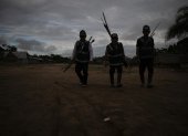 Miembros de la Guardia Indígena Shipibo Konibo caminan para participar en una reunión de coordinación antes de salir a patrullar contra los madereros ilegales en Caimito, departamento de Ucayali, Perú