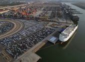 Vista aérea de automóviles importados en el puerto de carga de Lázaro Cárdenas, estado de Michoacán, México, el 25 de abril de 2025.