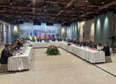Miembros de las delegaciones ucraniana (izq.) y rusa (der.) asistiendo a una reunión en la oficina presidencial turca de Dolmabahce, en Estambul.