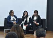 Valeria Campos, madre de Michelle Montenegro y Alexandra Córdova, madre de David Romo, participaron de un conversatorio moderado por Amanda Villavicencio, en la Facso.