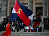 El presidente de Uruguay, Yamandú Orsi (C), la vicepresidenta Carolina Cosse y el secretario de la Presidencia, Alejandro Sánchez, permanecen junto al féretro con los restos del expresidente José "Pepe" Mujica, antes de salir del Palacio Legislativo en Montevideo, el 15 de mayo de 2025.
