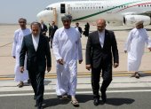 El canciller iraní Abbas Araghchi (I) llegando a Mascate. Medios iraníes reportaron ese día el inicio de la cuarta ronda de negociaciones nucleares entre Irán y Estados Unidos en la capital de Omán.