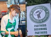 Una colaboradora con el uniforme anterior de Starbucks.