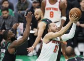 Jalen Brunson (d) fue uno de los artífices de los Knicks de Nueva York para la victoria ante Celtics. En la foto con el defensa Jaylen Brown.