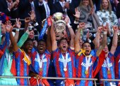 Los jugadores del Cristal Palace con la primer copa en su historia deportiva.