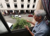 Leopoldo Pazmiño convive con la contaminación ambiental y auditiva que generan los buses de transporte público y otros vehículos motorizados en la céntrica calle Rumichaca.
