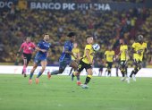 Barcelona SC y Emelec chocan en el estadio Monumental.