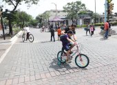Familias aprovecharon la peatonalización de un carril de la avenida Víctor Emilio Estrada para que los niños anden en bicicleta.