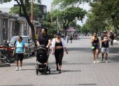 Las familias aprovecharon que un tramo de la avenida Víctor Emilio Estrada fue peatonal, para movilizarse con tranquilidad.