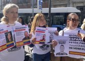 Un grupo de familiares y activistas venezolanos se concentró el lunes 12 de mayo frente al Ministerio de Asuntos Exteriores en Madrid.