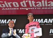 El ciclista Isaac Del Toro Romero, del UAE Team Emirates, en el podio con el jersey de líder de la clasificación general del Giro.
