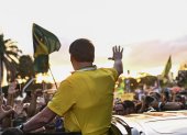 El expresidente Jair Bolsonaro saluda a sus simpatizantes este miércoles 7 de abril de 2025, en un acto que pide una amnistía para los condenados por la asonada de enero de 2023, en Brasilia (Brasil).