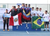 La delegación masculina de Venezuela como campeón del torneo, junto a Perú que fue segundo y Brasil, tercero.