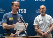 Los miembros de la junta Nacional de Seguridad en el Transporte (NTSB) Brian Young (i) y Michael E. Graham hablan en una rueda de prensa este 19 de mayo de 2025, en Nueva York (Estados Unidos).