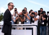 Shia Labeouf durante la sesión de fotos por el estreno de "Slauson Rec" en Cannes 2025.
