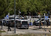 Agentes de policía trabajan cerca del cuerpo del exdiputado ucraniano Andrey Portnov después de que fuera asesinado a tiros frente a la escuela de sus hijos en Pozuelo de Alarcón, cerca de Madrid, el 21 de mayo de 2025.