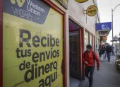 una persona que camina frente a un establecimiento de envío de dinero en Tijuana (México).
