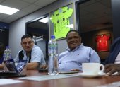 Jorge Guzmán (d), presidente de Emelec, durante la reunión que mantuvo con Néstor Pitana, presidente de la Comisión Nacional de Arbitraje, este miércoles 21 de mayo.