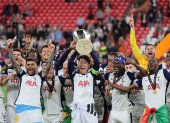 Los jugadores del Tottenham celebran con el trofeo el título de la Liga Europa, tras ganar la final que Tottenham Hotspur y Manchester United disputaron este miércoles en el estadio de San Mamés, en Bilbao. EFE/Luis Tejido