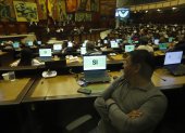 Aunque aceptaron la renuncia, los asambleístas del correísmo dieron la espalda al hemiciclo legislativo.