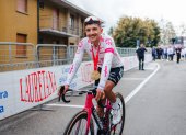 Richard Carapaz estuvo feliz con la medalla que recibió por ganar la etapa 11 del Giro de Italia 2025.