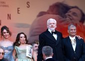 Kathleen Fournier, Stella Assange, Julian Assange y el expresidente de Ecuador Rafael Correa asisten al estreno de "La historia del sonido" durante el 78º Festival de Cine de Cannes.