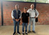 Defensoría del Pueblo de Colombia que muestra a dos funcionarios de la entidad acompañando al niño Lyan Hortúa, luego de su liberación en Jamundí (Colombia).