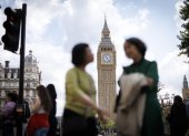 Gente visita la Plaza del Parlamento con la Torre Isabel, comúnmente conocida como el Big Ben, al fondo, en Londres, Gran Bretaña, 12 de mayo de 2025.