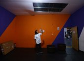 Un techo caído, goteras, fisuras y una sala inutilizable son algunos de los problemas que afectan al espacio.