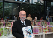 El doctor Roberto Jiménez Santistevan posa orgulloso con su libro.