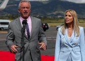 El secretario de Salud y Servicios Humanos de los Estados Unidos, Robert F. Kennedy Jr., habla junto a su esposa Cheryl Hines.